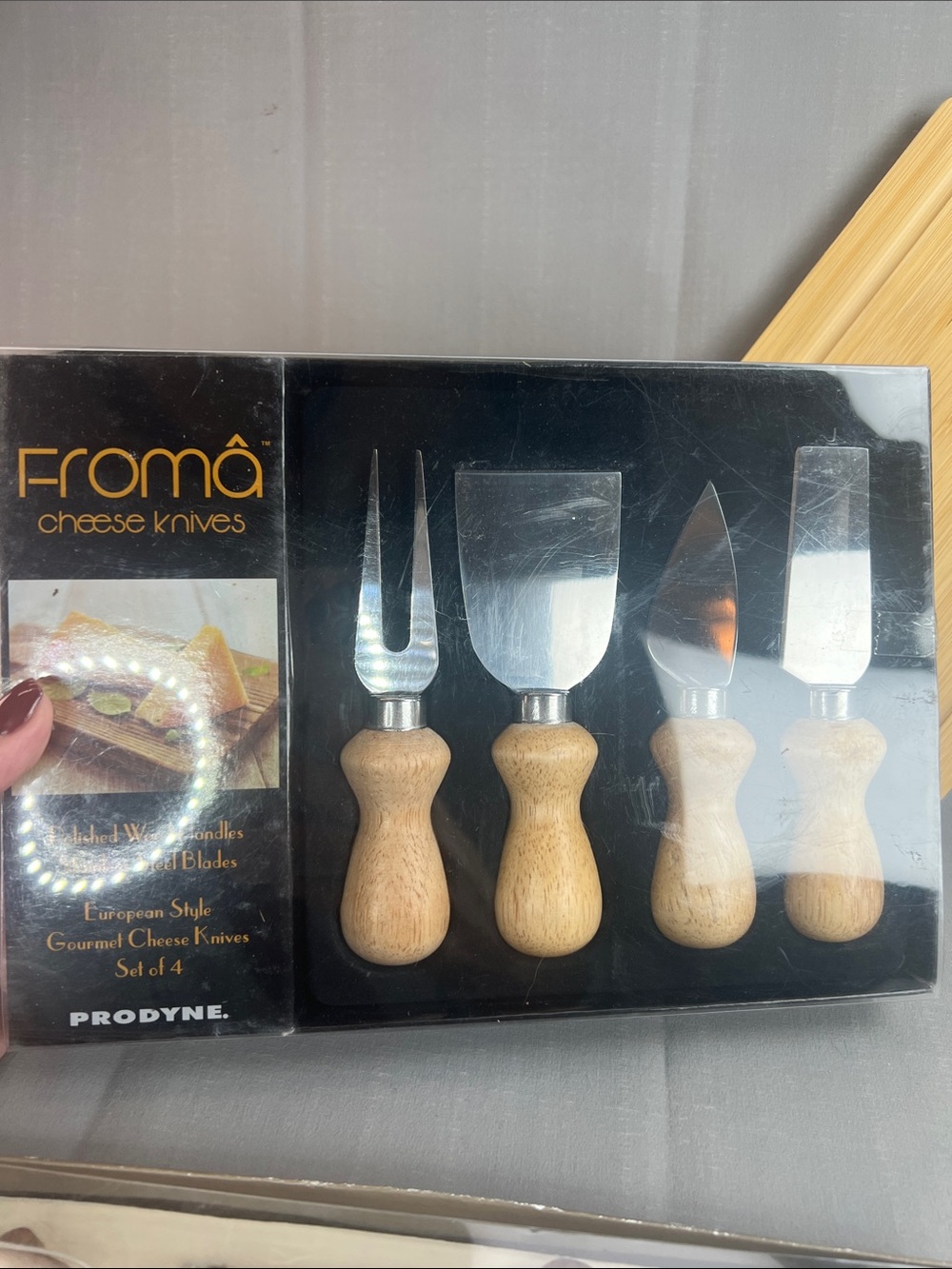 Cheese knives, cheese markers, and board - Picture 3 of 4